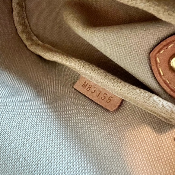 LOUIS VUITTON
Damier Azur Eva Clutch - Picture 15 of 16